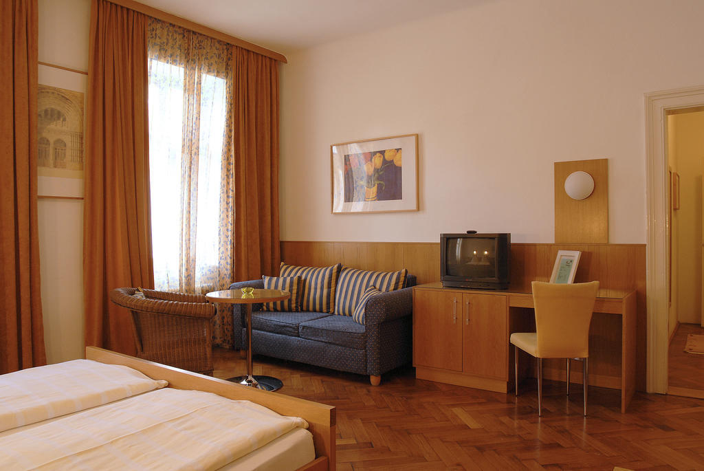 Madar Cafe Central Melk Room photo