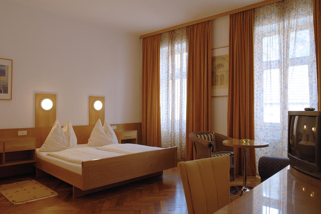 Madar Cafe Central Melk Room photo