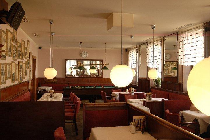 Madar Cafe Central Melk Exterior photo