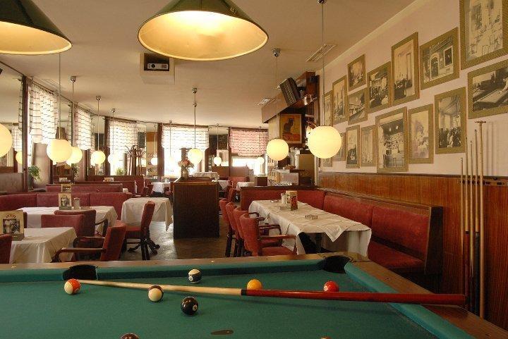 Madar Cafe Central Melk Exterior photo