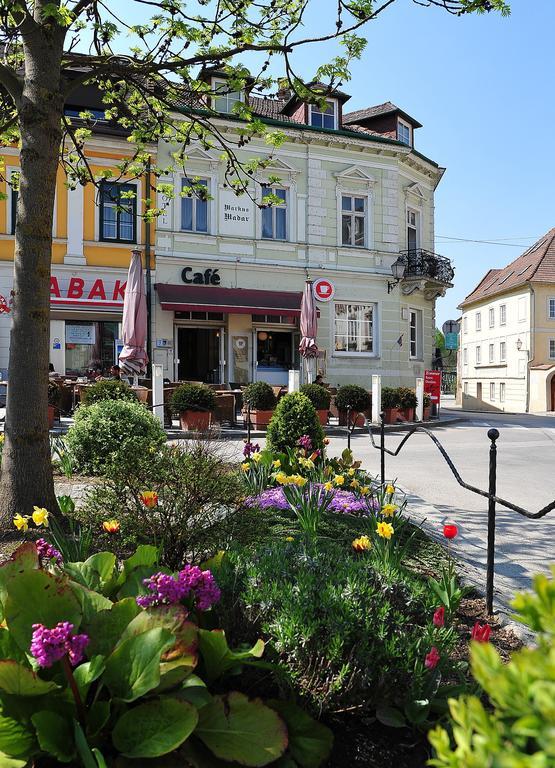 Madar Cafe Central Melk Exterior photo